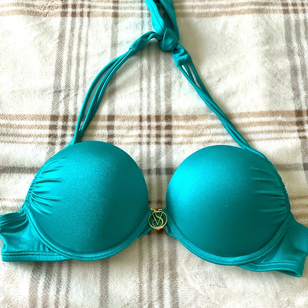 Victoria’s Secret bombshell push-up bikini